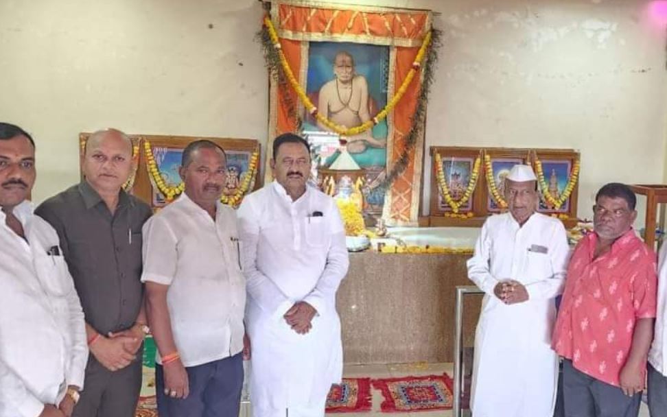 आ. बाबासाहेब पाटील यांच्या हस्ते श्री स्वामी समर्थ महाराजांची आरती