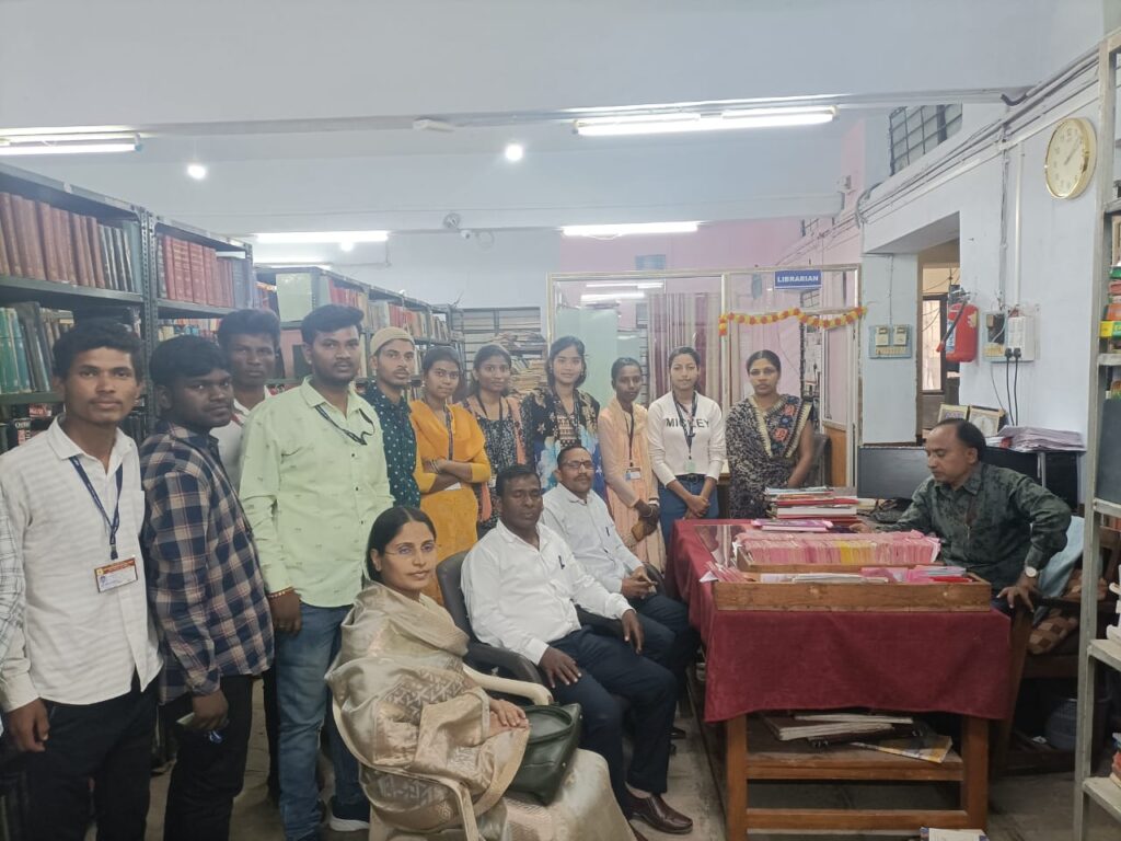 हावगीस्वामीच्या इंग्रजी विभागातील विद्यार्थ्यांनी घेतली ग्रंथालय व ग्रंथांची माहिती