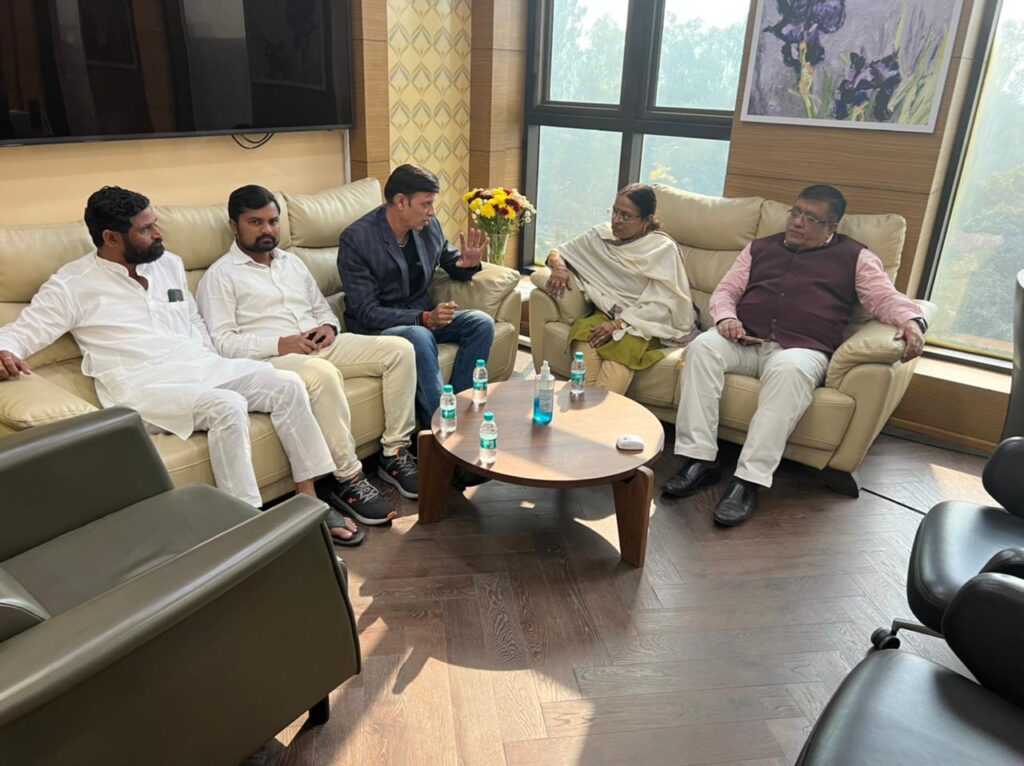 विमा कंपनीच्या अध्यक्ष व व्यवस्थापकीय संचालकाला नामदेवराव कदम यांचे निवेदन