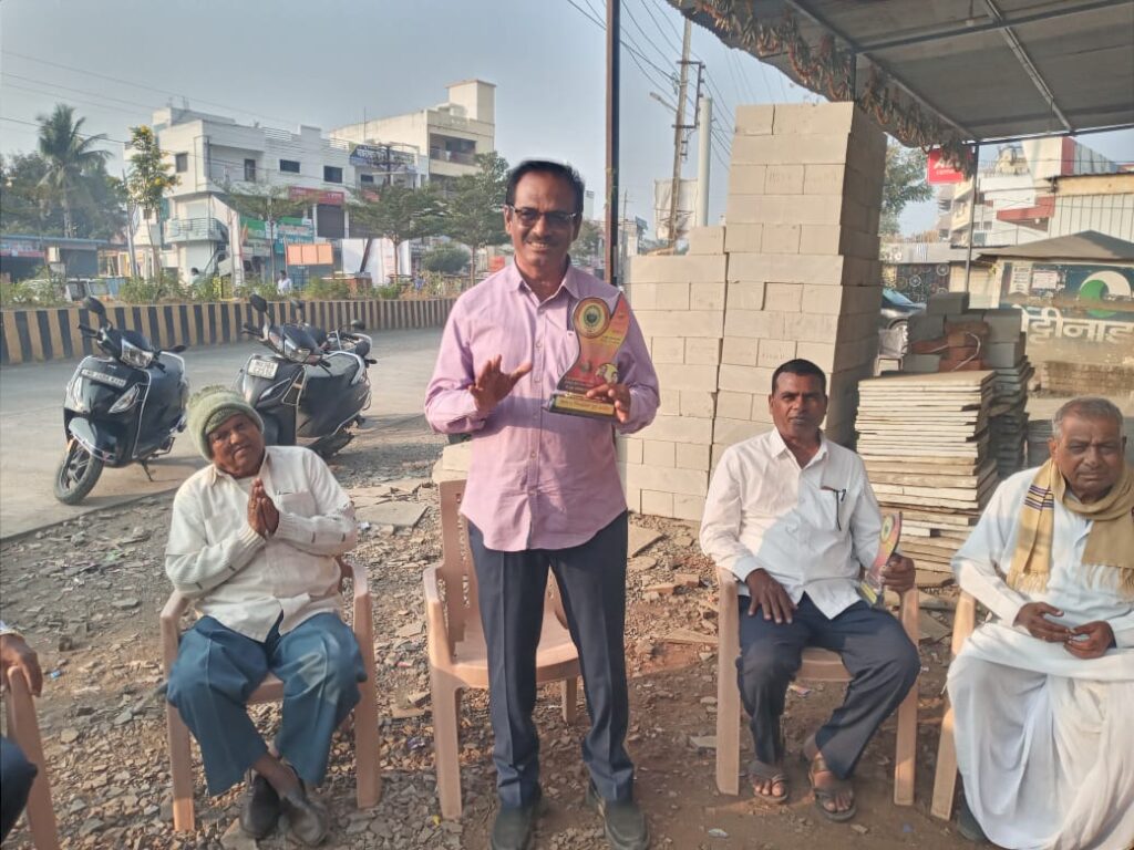शेतकऱ्यांनी दुग्ध व्यवसायातुन धवल क्रांती करावी -<br>डॉ. अशोकराव दारनुळे