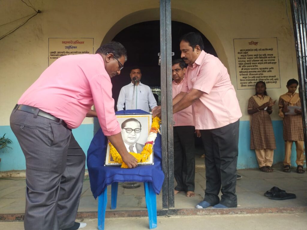 श्यामलाल हायस्कूलमध्ये भारतरत्न डॉ. बाबासाहेब आंबेडकरांना महापरिनिर्वाण दिनानिमित्त अभिवादन