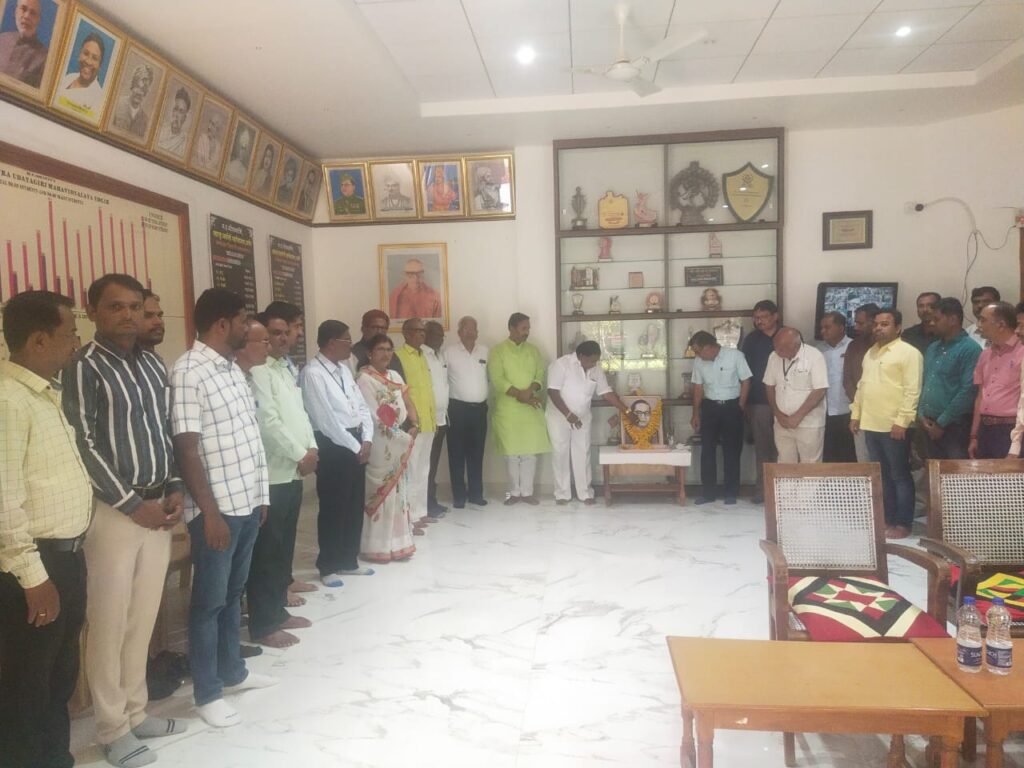 महाराष्ट्र उदयगिरी महाविद्यालयात डॉ. बाबासाहेब आंबेडकर यांना अभिवादन