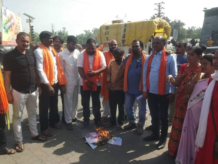 शिवसेना (उद्धव बाळासाहेब ठाकरे) यांच्या वतीने वीज बिलाची होळी