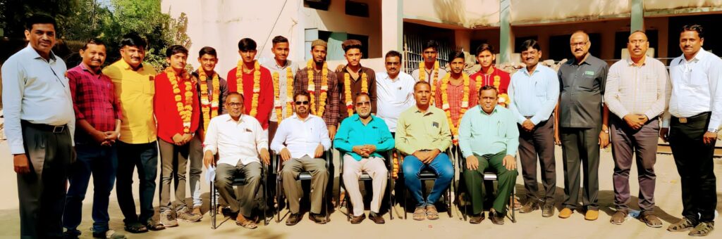 लातूर जिल्हा शालेय क्रिकेट स्पर्धा 'यशवंत ' चा संघ अजिंक्य