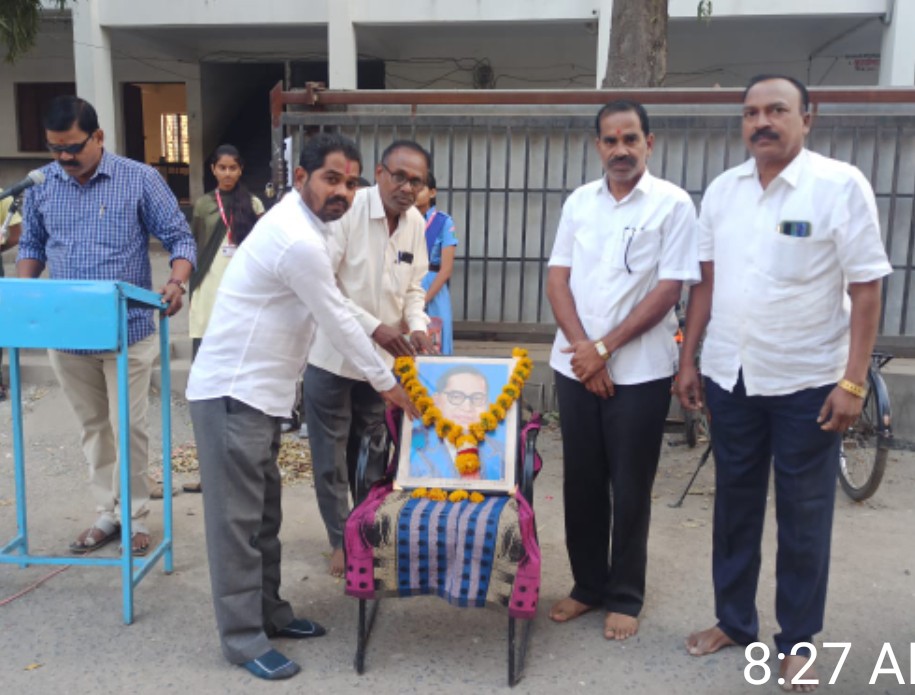 यशवंत विद्यालयामध्ये डॉक्टर बाबा साहेबांना अभिवादन