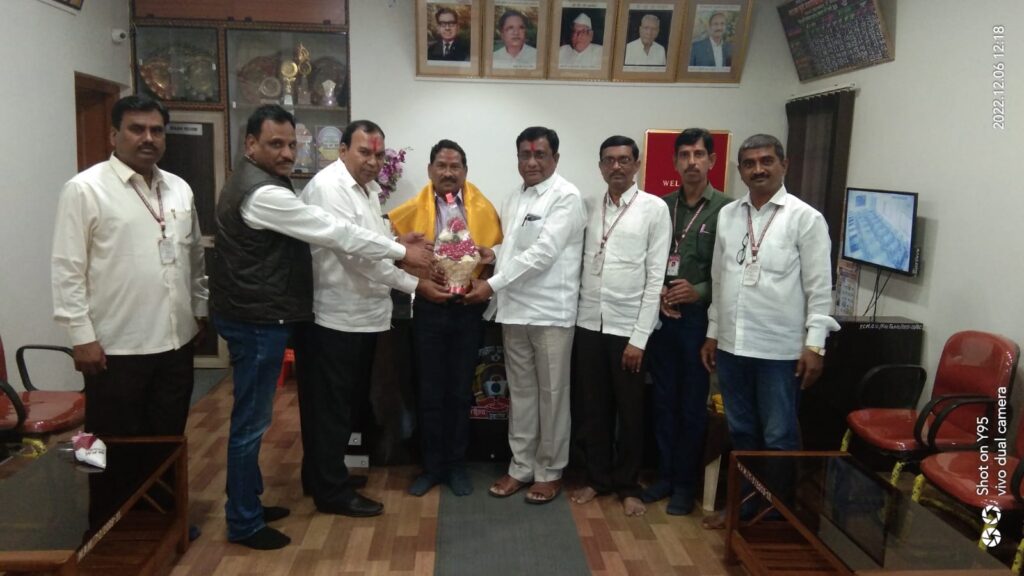 प्राचार्य डॉ. वसंत बिरादार यांचा सुनील खानापूरकर यांच्या हस्ते सत्कार