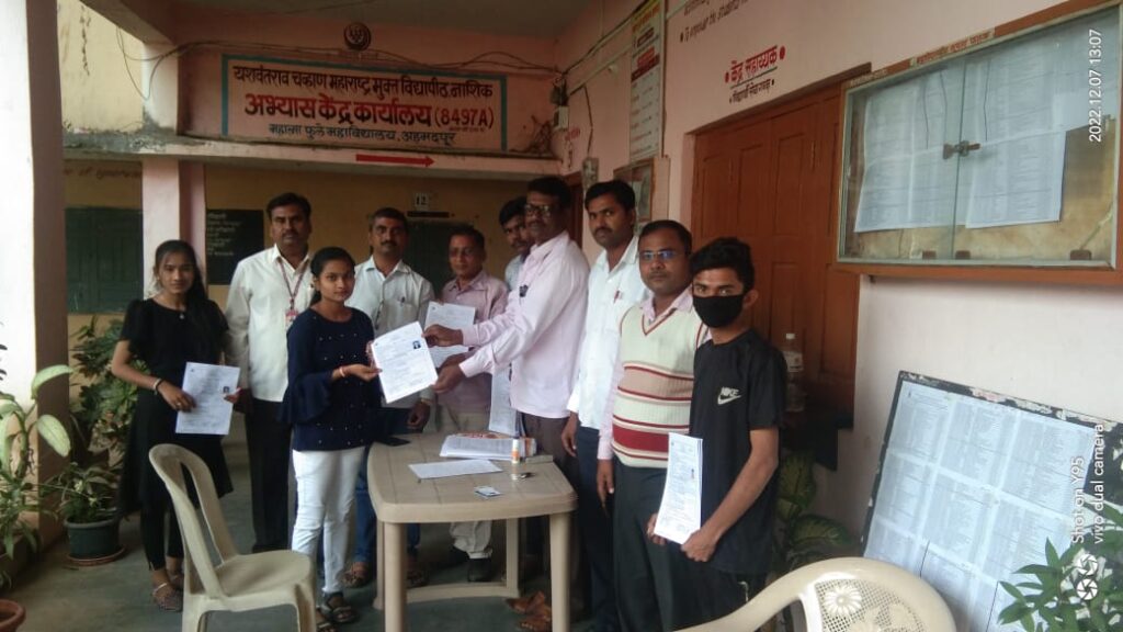 महात्मा फुले महाविद्यालयात मतदार नोंदणी अभियानास विद्यार्थ्यांचा उत्स्फूर्त प्रतिसाद
