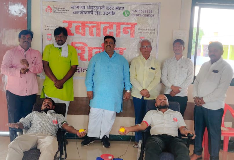 कै. माणिकराव धनुरे यांच्या पुण्यतिथी निमित्त देवणीत रक्तदान शिबिर संपन्न