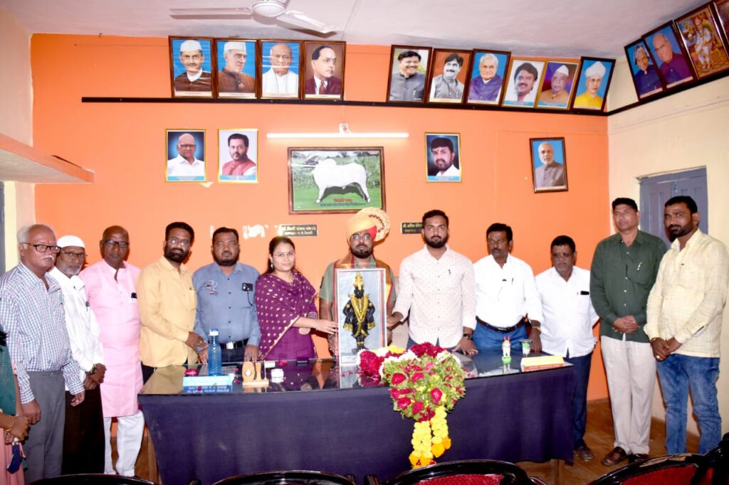 देवणी नगरपंचायतीचे मुख्याधिकारी यांचे सत्कार व निरोप