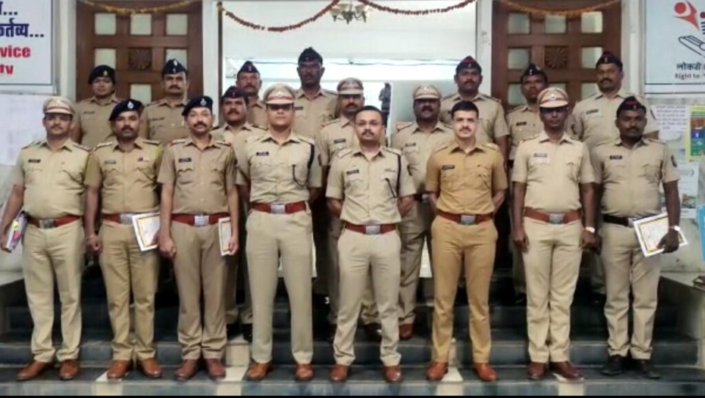 पोलीस अधीक्षक सोमय मुंडे यांच्या संकल्पनेतून नोव्हेंबर महिन्यात कौतुकास्पद कामगिरी करणाऱ्या अधिकारी, अंमलदाराना बक्षीस