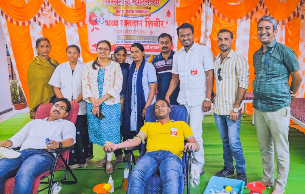 डॉ. विद्यासागर अचोले यांच्या हॉस्पिटलच्या वर्धापन दिनानिमित्त रक्तदान शिबीर
