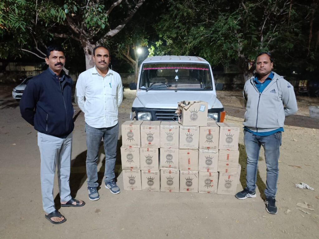 देशी दारू व वाहनासह 4 लाख 7 हजार रुपयाचा मुद्देमाल जप्त