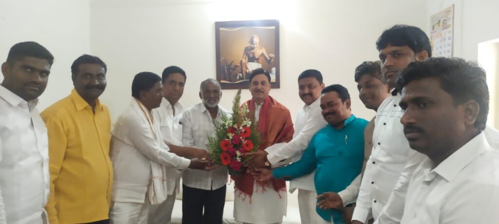 राज्याचे माजी मंत्री दिलीपराव देशमुख यांची मलकापूर येथील नूतन सरपंच गुरुनाथ बिरादार यांनी घेतली सदिच्छा भेट