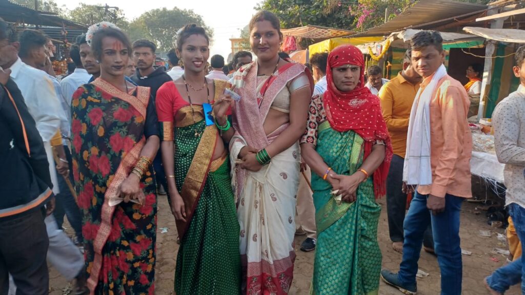 मिळून चौघीजणी… 'मागत मागत वारी… देवा, आम्ही आलो तुझ्या दारी…!'