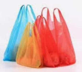 वाढवणा व परिसरात बंदी असलेली कॅरी बॅग दुकानातुन सर्रास वापर