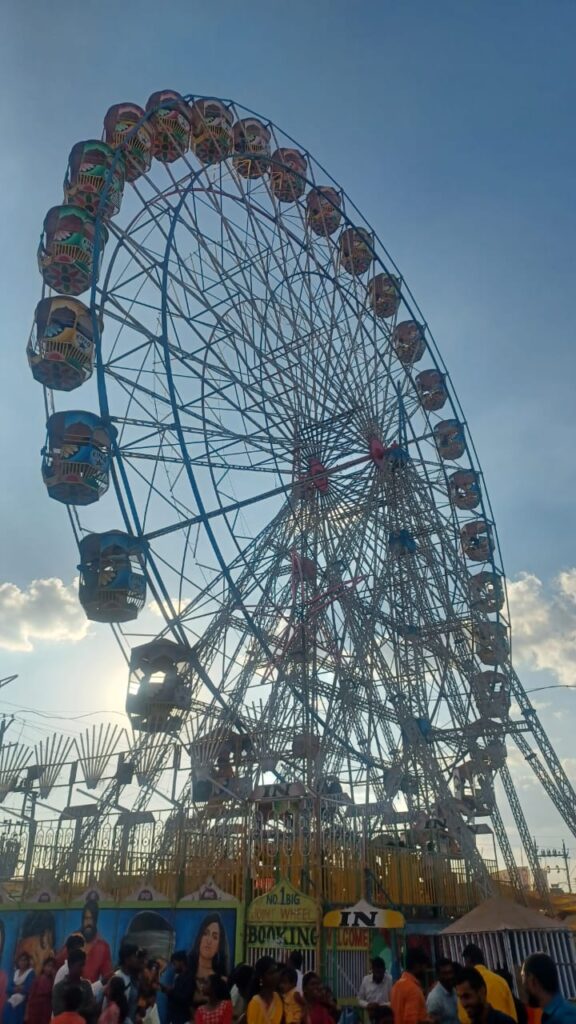 तुझे हात पकडके घुमाऊं…तू गोल गोल घुम… शकलक बुम बुम….!