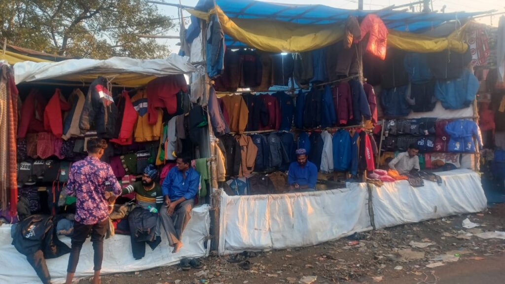 पाऊस खूप पडला… तरीही थंडी नाही… अन् उबदार कपड्यांचा धंदाही नाही…?