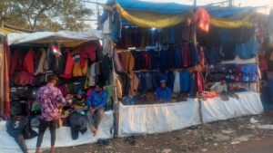 पाऊस खूप पडला… तरीही थंडी नाही… अन् उबदार कपड्यांचा धंदाही नाही…?