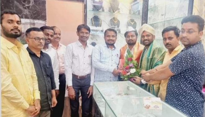 वाडीकर ज्वेलर्स उदगीर येथे नवनिर्वाचित सरपंचाचा सत्कार