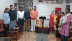 महात्मा फुले महाविद्यालयात राजमाता जिजाऊ व स्वामी विवेकानंद यांची जयंती साजरी