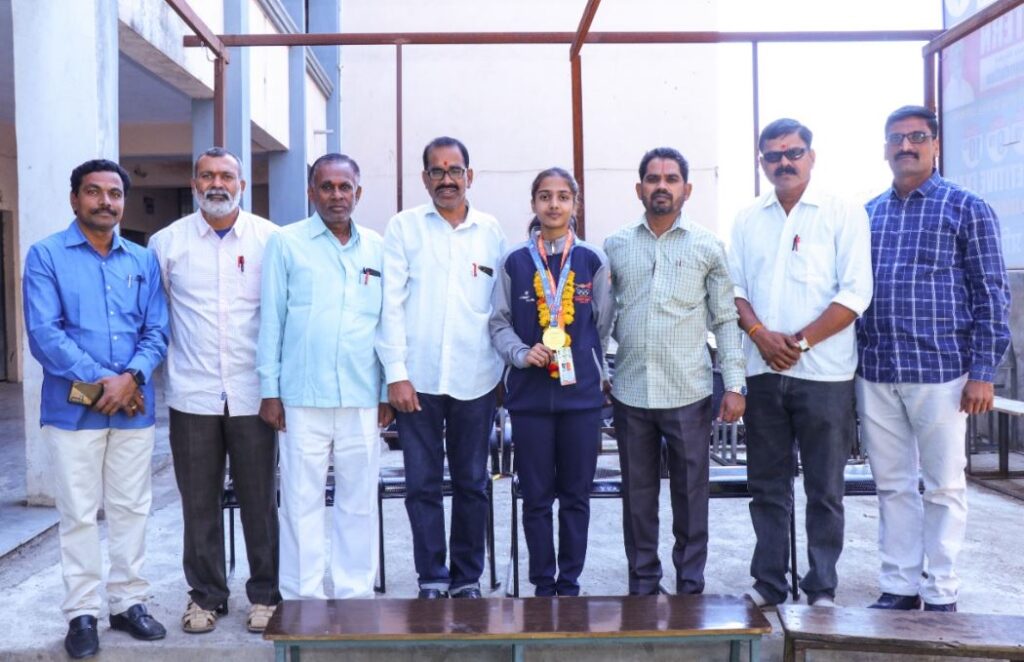 यशवंत विद्यालयाच्या दिव्यांका कदम हिला तलवारबाजी स्पर्धेत सुवर्णपदक