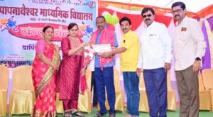 नाथ्रा येथे नायब तहसीलदार बाबुराव रूपनर यांना 'समाजभूषण' पुरस्कार प्रदान