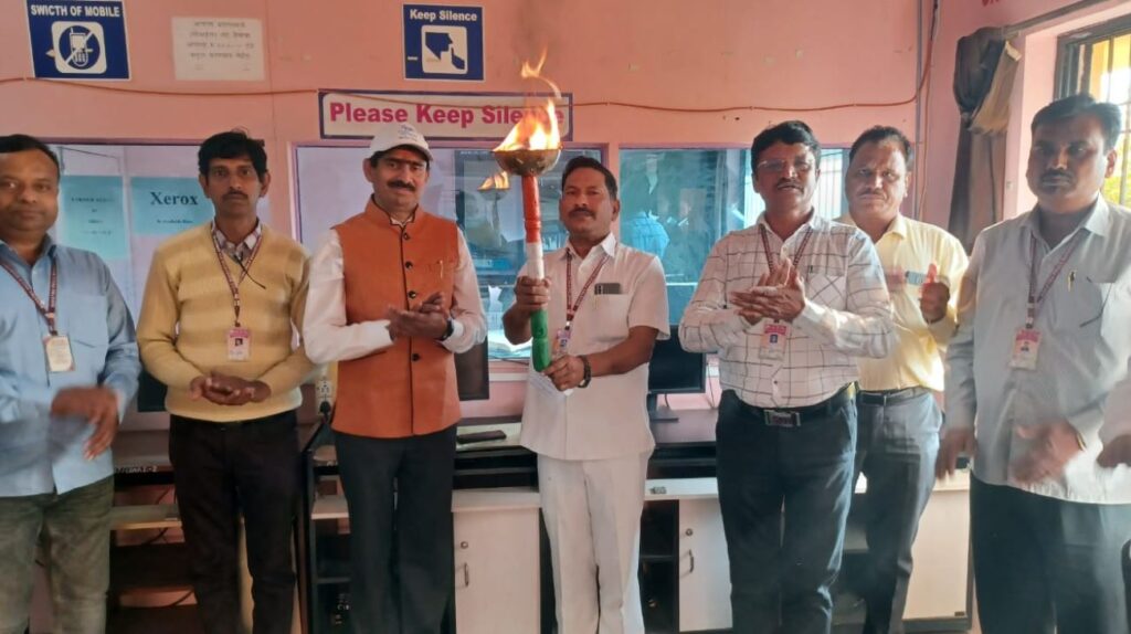 महात्मा फुले महाविद्यालयात 'आजादी की मशाल' रॅलीचे पुष्पवृष्टीने स्वागत