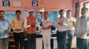 महात्मा फुले महाविद्यालयात 'आजादी की मशाल' रॅलीचे पुष्पवृष्टीने स्वागत