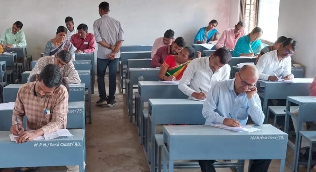 फुले महाविद्यालयात मुक्त विद्यापीठाच्या 'कॉपी मुक्त' हिवाळी परीक्षा