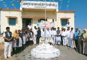 फुले महाविद्यालयाच्या विद्यार्थ्यांनी सांगवी ग्रुप ग्रामपंचायतीच्या 'ग्रामसभे'चा केला अभ्यास