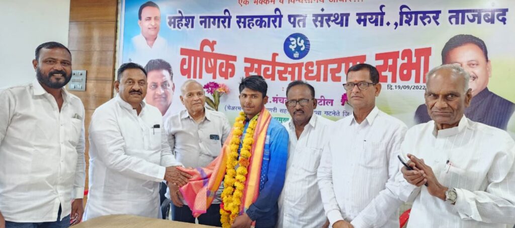 कांस्यपदक विजेता आदित्य भरडे या खेळूडाचा आ. बाबासाहेब पाटील यांच्या हस्ते सत्कार