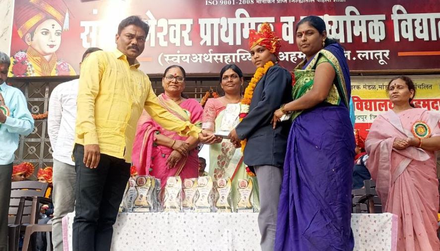 "शालेय जीवनातीच विद्यार्थ्यांनी स्पर्धा परीक्षे कडे वळावे" शिक्षणाधिकारी वंदनाताई फुटाणे यांचे प्रतिपादन