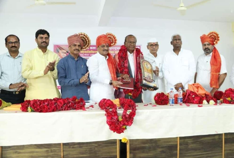 अंधाराकडुन प्रकाशाकडे घेवून जाणारी पत्रकारीता असावी - प्रा.बी.व्ही. मोतीपवळे