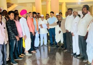 थकीत पीकविम्यासाठी शिवसेनेचे शेतकरी आंदोलन