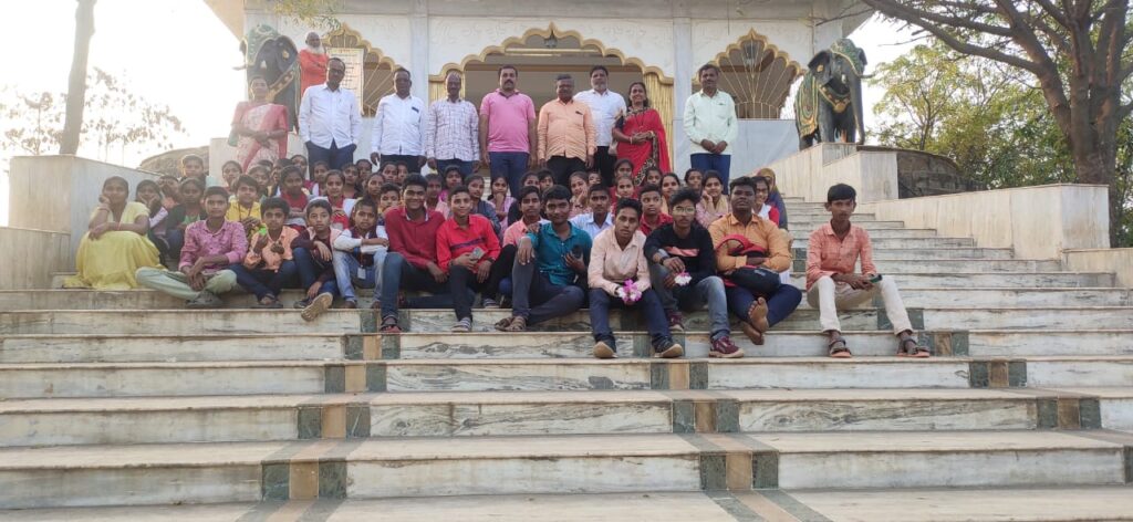 श्री योगेश्वरीदेवी माध्यमिक विद्यालय, देवणी या शाळेची एक दिवसाची शैक्षणिक सहल संपन्न