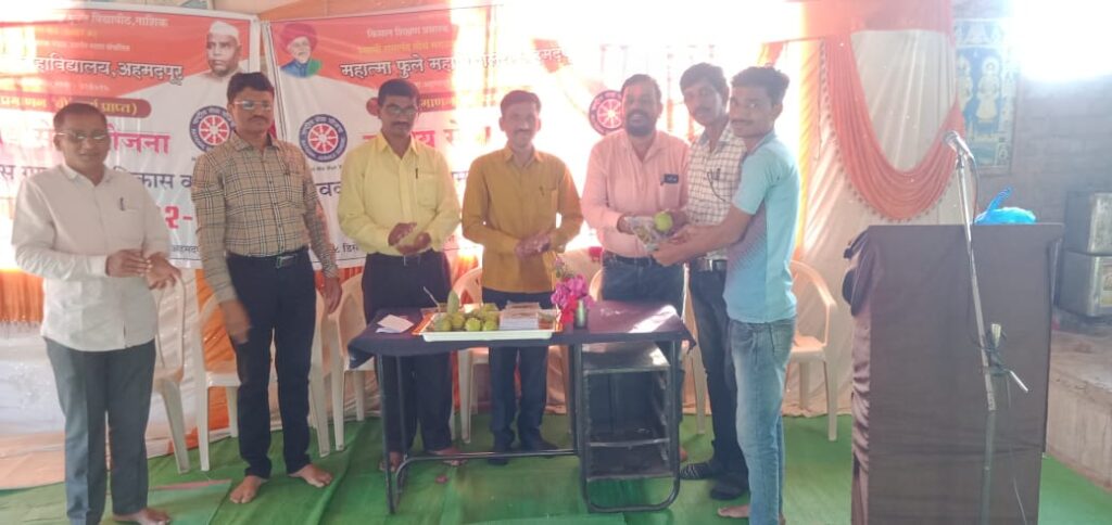 प्राचार्य डॉ. वसंत बिरादार पाटील यांच्या वाढदिवसानिमित्त वही पेन व फळांचे वाटप