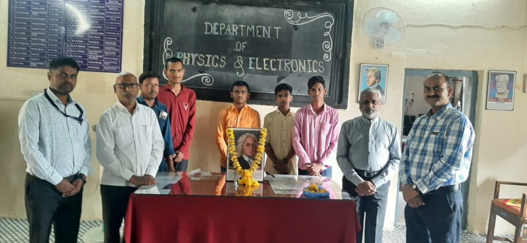 उदयगिरी महाविद्यालयात आयझॅक न्यूटन यांची जयंती साजरी