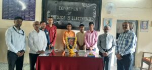 उदयगिरी महाविद्यालयात आयझॅक न्यूटन यांची जयंती साजरी