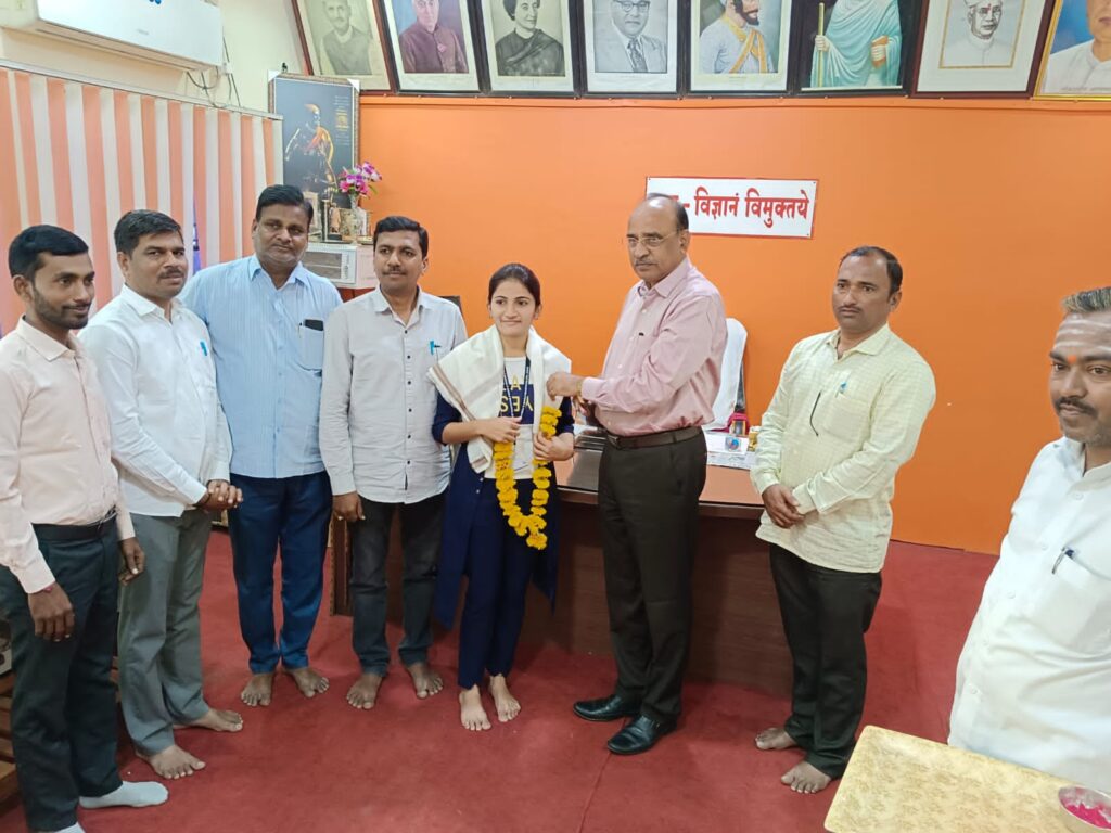 शिवाजी महाविद्यालय येथील कु.तेगमपुरे तनुजा ही विद्यापीठातून सर्वद्वितीय