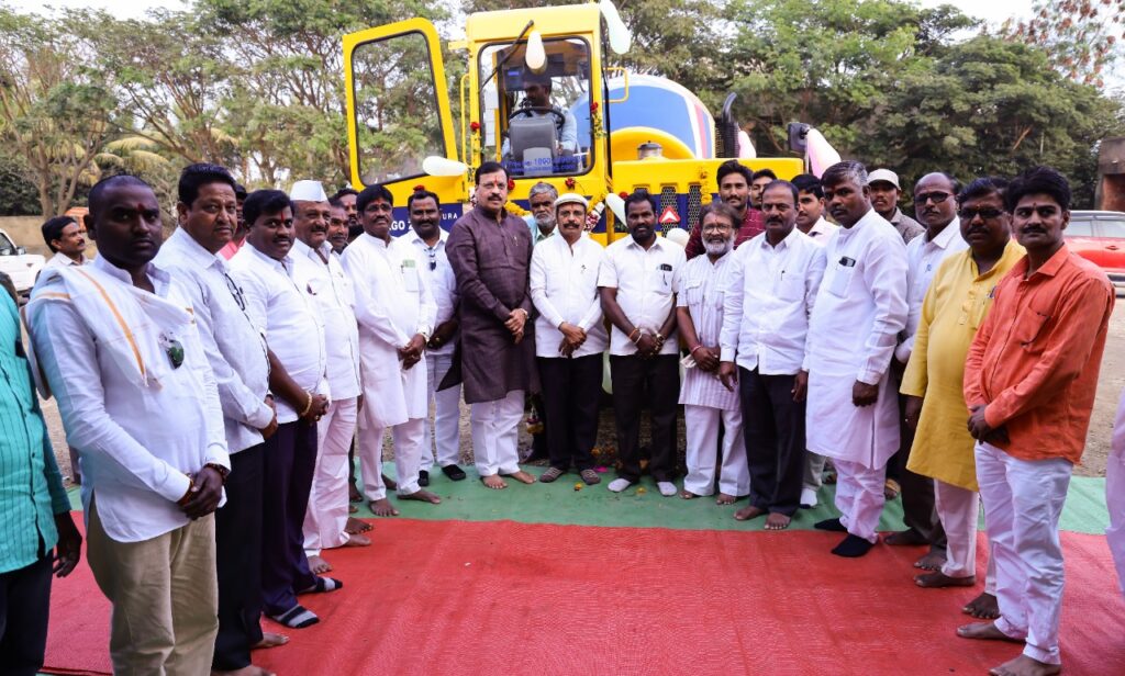 आ. रमेशआप्पा कराड यांच्या हस्ते गडदे यांच्या सेल्फ काँक्रीट मशीनचे पूजन