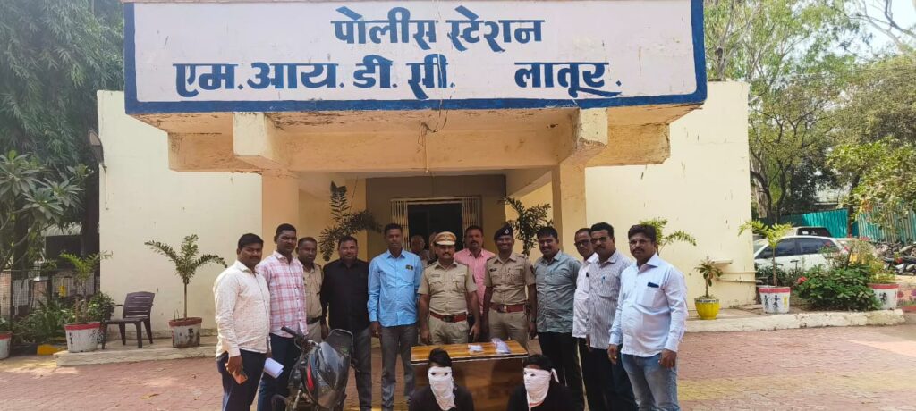 जबरी चोरी करणाऱ्या आरोपींना अवघ्या 2 तासात चोरलेल्या मुद्देमाल व हत्यारासह अटक
