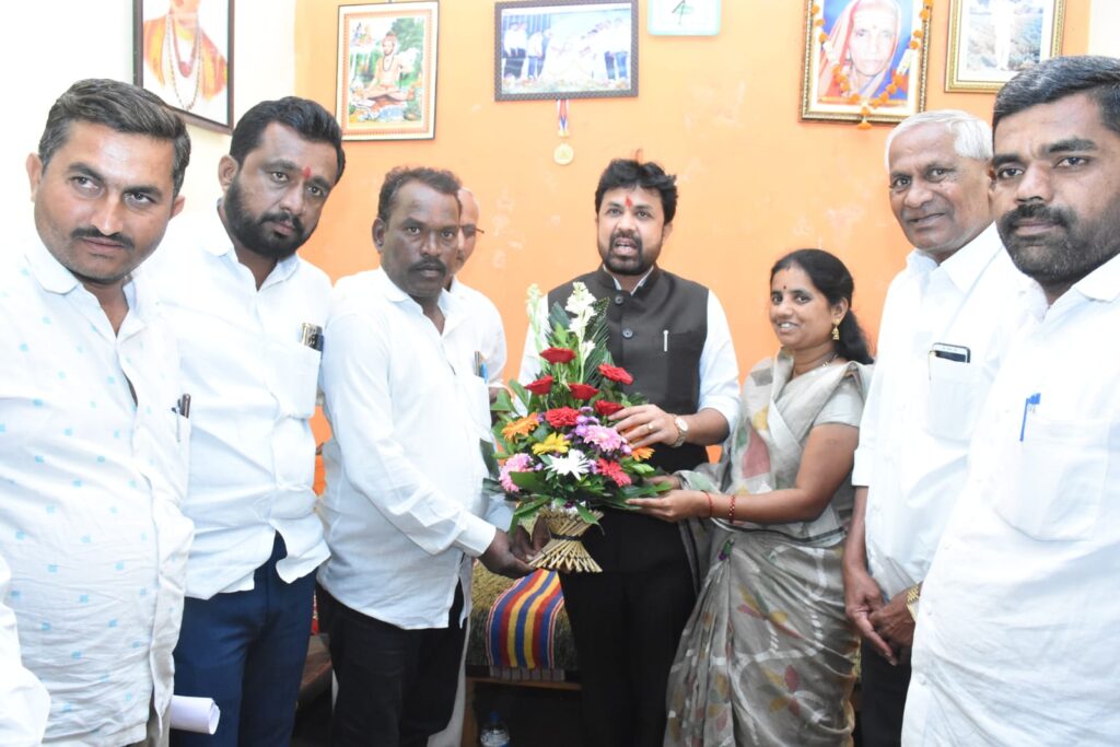 आमदार संजय बनसोडे यांच्याकडून नवनिर्वाचित ग्रामपंचायत पदाधिका-यांचा सत्कार