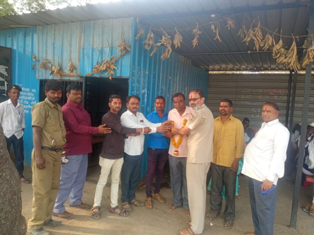 वाहतूक नियंत्रक शिवाजीराव पाटील यांच्या हस्ते दर्पण दिनानिमित्त पत्रकारांचा सन्मान