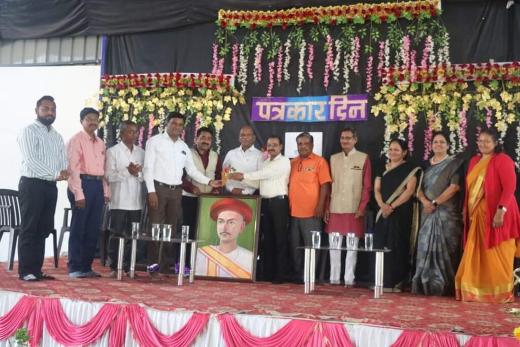 दर्पण दिनानिमित्त श्री श्री रविशंकर इंग्लिश स्कूल येथे पत्रकारांचा सत्कार