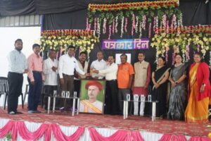 दर्पण दिनानिमित्त श्री श्री रविशंकर इंग्लिश स्कूल येथे पत्रकारांचा सत्कार
