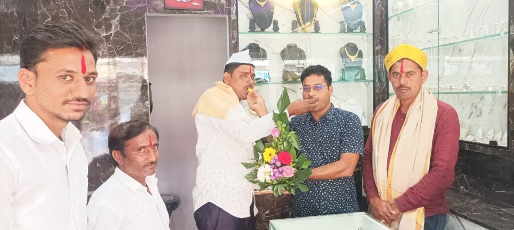 वाडीकर ज्वेलर्स उदगीर येथे नवनिर्वाचित दापका सोसायटी अध्यक्षाचा‌ सत्कार