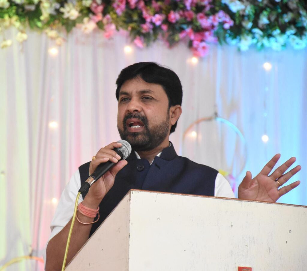 आ. विक्रम काळे यांचा उमेदवारी अर्ज दाखल करण्यासाठी हजारोंच्या संख्येने उपस्थित रहा - आ संजय बनसोडे