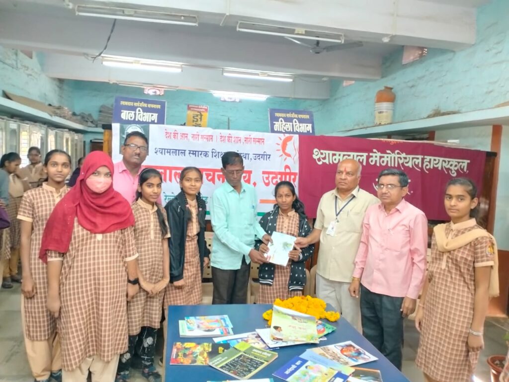 "ग्रंथालय शाळेच्या दारी" हा उत्कृष्ट उपक्रम - प्राचार्य चोबळे