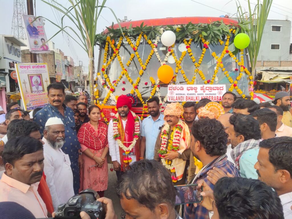 वलांडी - भालकी - हैद्राबाद बस सेवेचा वलांडी बसस्थानकावर जल्लोषात स्वागत