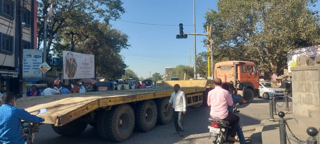 पोलिसांच्या निष्क्रियपणामुळे उदगीरची सिग्नल यंत्रणा ठरली कुचकामी !